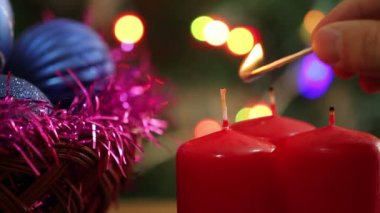 Bir adam bir Noel mum ışıkları. Noel arka plan
