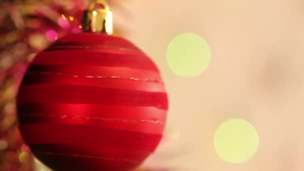 Kırmızı Top çelenk tinsel içinde yanıp sönen ile Noel ağacı üzerinde. — Stok video