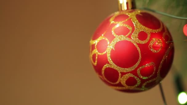 Κόκκινη μπάλα για το χριστουγεννιάτικο δέντρο με αναβοσβήνει γιρλάντες — Αρχείο Βίντεο