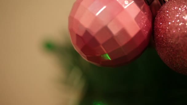 Stelletje roze ballen in de kerstboom — Stockvideo