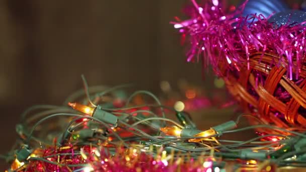 Palle blu in un cesto di vimini e ghirlanda lampeggiante. Sfondo di Natale — Video Stock