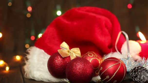 Cappello di Babbo Natale e decorazioni dell'albero di Natale — Video Stock