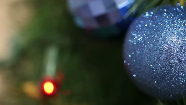 Ein Bündel blauer Kugeln auf dem Weihnachtsbaum. Weihnachtlicher Hintergrund — Stockvideo