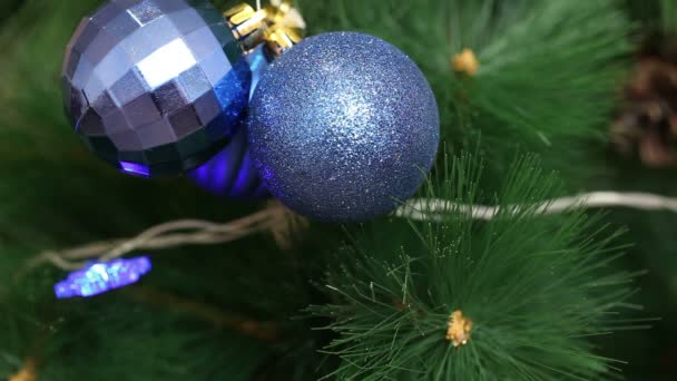 Ein Bündel blauer Kugeln auf dem Weihnachtsbaum. Weihnachtlicher Hintergrund — Stockvideo