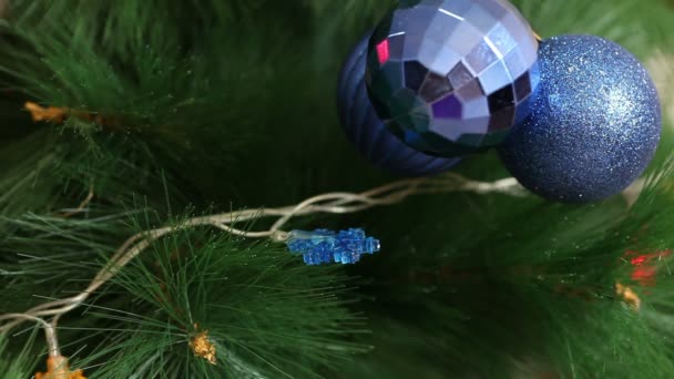 Кучка голубых шариков на елке. Рождественский фон — стоковое видео