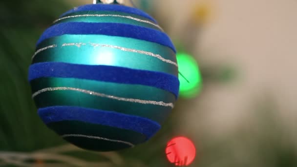 Die blaue Kugel schwingt auf einem Weihnachtsbaum. — Stockvideo
