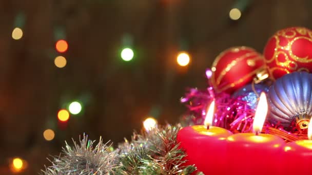 Brandende kaarsen en kerstversiering. Kerst stilleven — Stockvideo