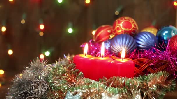 Velas ardientes y decoraciones navideñas. Navidad naturaleza muerta — Vídeo de stock