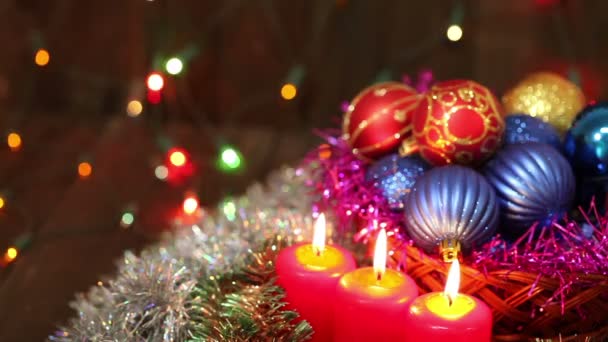 Velas ardientes y decoraciones navideñas. Navidad naturaleza muerta — Vídeos de Stock