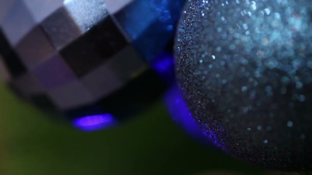 2 つの青いクリスマス ボール。マクロ — ストック動画