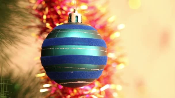 Blaue Kugel am Weihnachtsbaum — Stockvideo