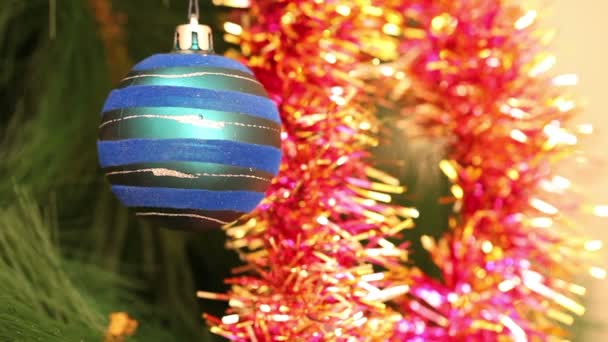 Bola azul en el árbol de Navidad — Vídeo de stock