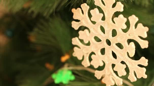 Adornos navideños copo de nieve colgando de una rama. Contexto — Vídeos de Stock