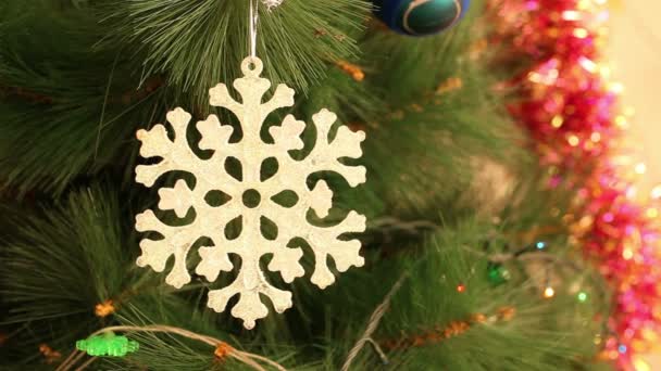 Boże Narodzenie snowflake ozdoby wiszące na gałęzi. Tło — Wideo stockowe
