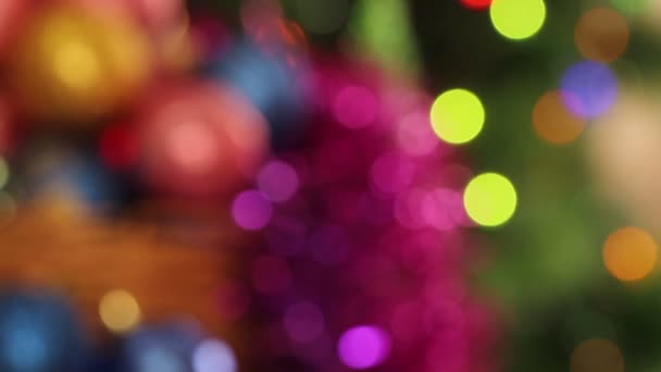 Fondo abstracto de Navidad. Luces borrosas Guirnaldas de árbol de Navidad — Vídeo de stock