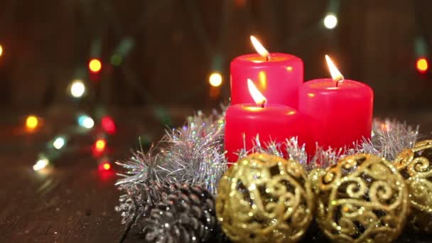 Arreglo de Navidad. Velas ardientes y decoraciones navideñas. Contexto — Vídeos de Stock