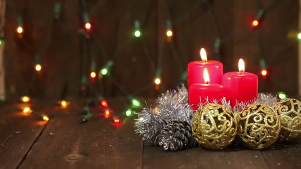 Arreglo de Navidad. Velas ardientes y decoraciones navideñas. Contexto — Vídeos de Stock