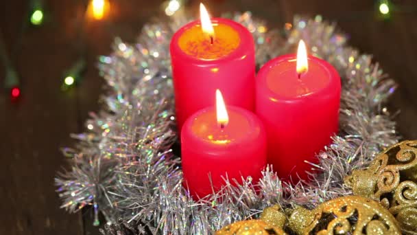 Christmas arrangement. Burning candles and Christmas decorations. Background — Stock Video