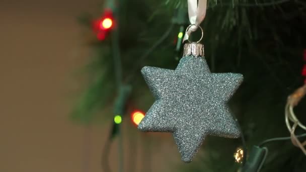 Decorazioni natalizie a forma di stella. Albero di Natale decorato. Contesto — Video Stock