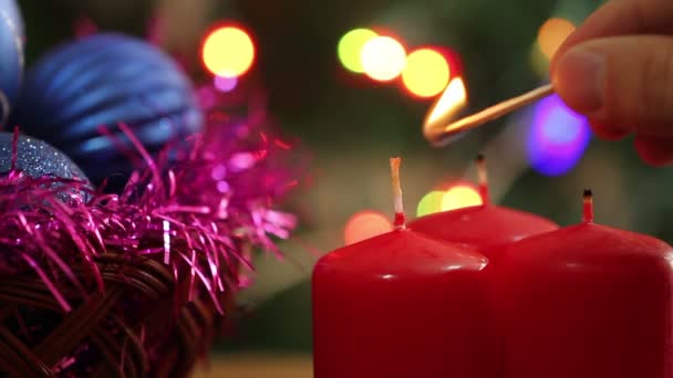 Um homem acende uma vela de Natal. Fundo de Natal — Vídeo de Stock