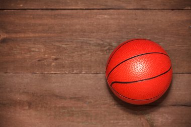 Çocuk kauçuk basketbol ahşap arka plan üzerinde