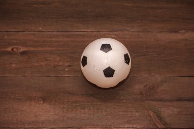 Çocuk kauçuk futbol topu ahşap arka plan üzerinde