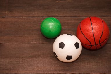 Üç çocuk topu ahşap arka plan üzerinde