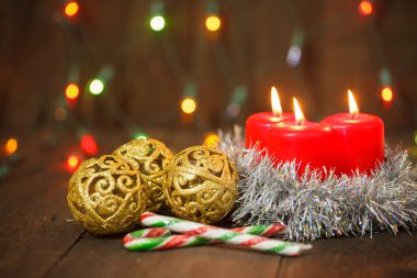 Üç yanan mumlar ve altın top. Noel natürmort