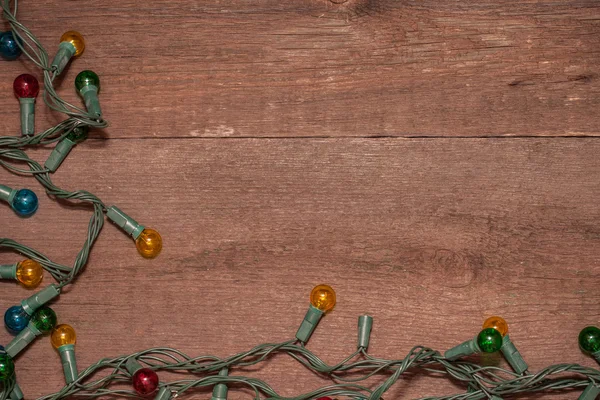 Ahşap arka plan üzerinde keçeleşmiş garland — Stok fotoğraf