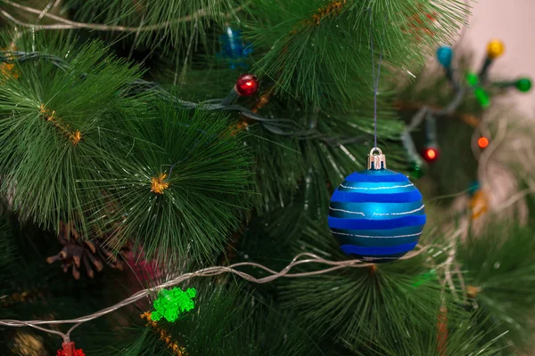 Mavi top Noel ağacında — Stok fotoğraf