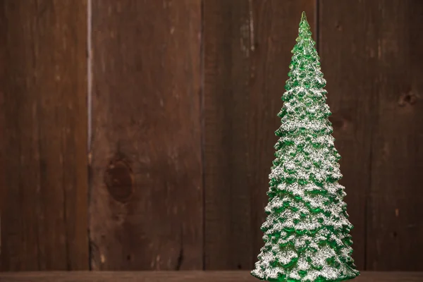 Ahşap arka plan üzerinde küçük Noel ağacı Hediyelik eşya — Stok fotoğraf