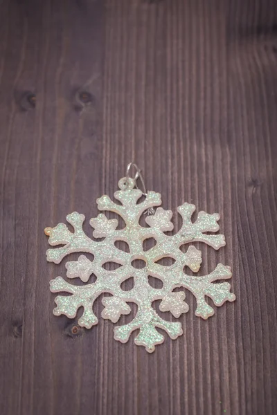 木製の背景に雪の結晶のクリスマスの装飾 — ストック写真