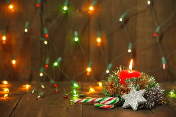 Vela ardiente de Navidad y decoración de Navidad en la madera — Foto de Stock