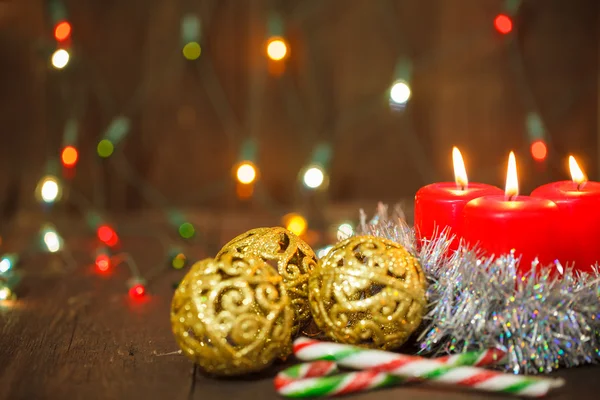 Tres velas encendidas y bolas doradas. Navidad naturaleza muerta — Foto de Stock