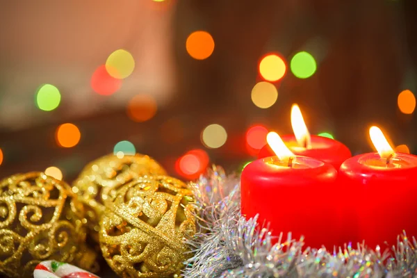 Tre brinnande ljus och gyllene bollar. Christmas stilleben — Stockfoto