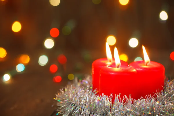 Tre brinnande ljus. jul bakgrund — Stockfoto