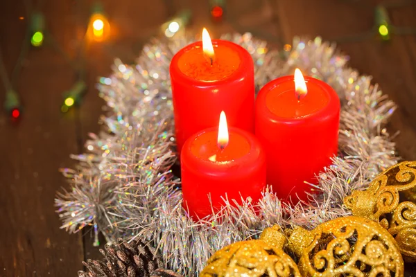 Tre brinnande ljus och gyllene bollar. jul bakgrund — Stockfoto