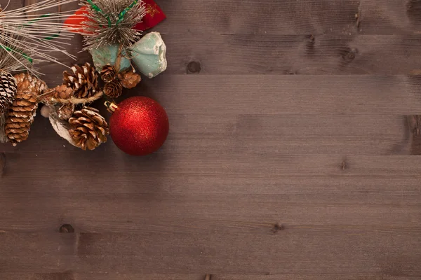 Kerstversiering op houten planken. achtergrond — Stockfoto