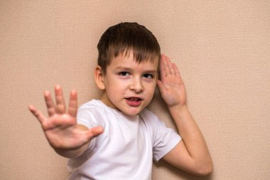Çocuk kameranın önünde şımarır. Altı yaşındaki bir çocuğun portresi..