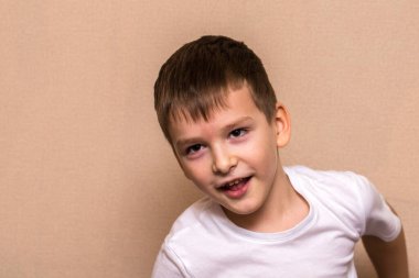 Altı yaşında bir çocuğun portresi. Yakın plan.