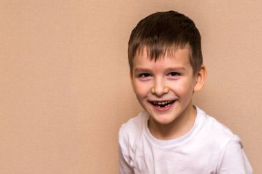 Altı yaşında bir çocuğun portresi. Yakın plan.