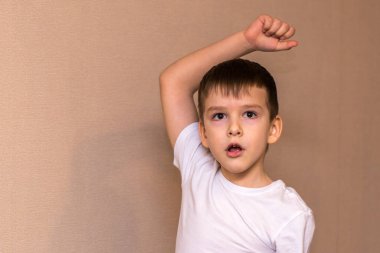 Çocuk kameranın önünde şımarır. Altı yaşındaki bir çocuğun portresi..