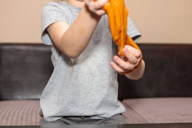 Çocuk portakal salgısıyla oynuyor..