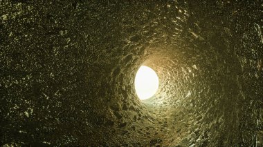Üç boyutlu, desenli duvarlı bir tünel. Tünelin sonundaki ışık. 3d resimleme