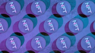 Üzerinde yazıt bulunan üç boyutlu bir simgeyi döndürüyorum. Kavram kripto sanatı. 3d hazırlayıcı