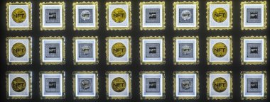 Duvarında NFT yazılarının asılı olduğu resim galerisi. Kriptoart konsepti. 3d resimleme