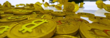 Bitcoin sembollü altın sikkeler beyaz arka plandaki bir video kartın 3 boyutlu modelinden dökülüyor. GPU 'da kripto para çıkarma kavramı. 3d resimleme