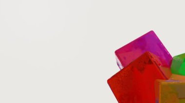 Birkaç parlak renkli küp yavaş yavaş beyaz arka planda hareket ediyor. döngülü animasyon arkaplanı. 3d hazırlayıcı