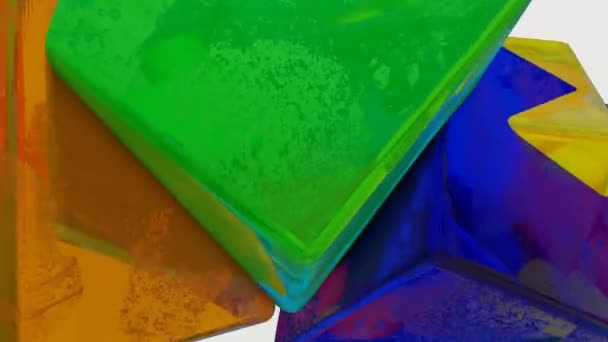Varios Cubos Multicolores Brillantes Mueven Lentamente Sobre Fondo Blanco Fondo — Vídeos de Stock