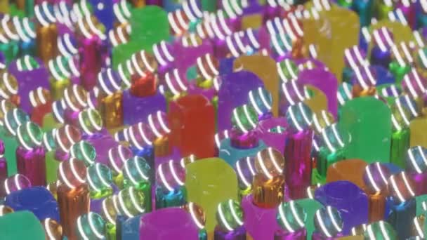 Silindirler Üzerinde Dönen Çok Renkli Küreler Yavaşça Yükselir Delikleri Olan — Stok video